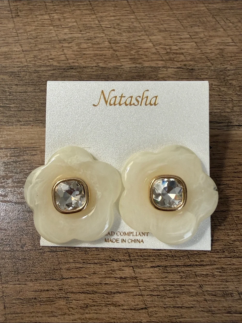 Natasha Creamy Floral Crystal w Gold-tone Faceted Stone, NWTs